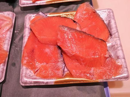 魚屋さんの鮭の切り身 魚屋さんの鮭の切り身 魚屋,鮭,魚の写真素材