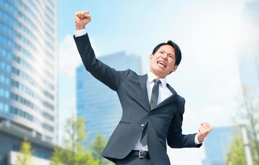 ガッツポーズをする元気な男性ビジネスマン 男性,ガッツポーズ,嬉しいの写真素材
