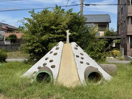 公園のコンクリートでできた滑り台 公園のコンクリートでできた滑り台 スロープ,コンクリート,ベンチの写真素材