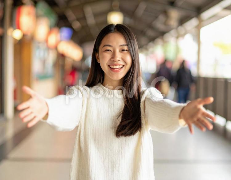 笑顔で両手を広げる女性の歓迎シーン 女性,笑顔,ハグの写真素材