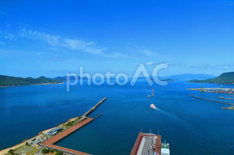 ９月下旬の高松港と瀬戸内海と船 背景,高松港,瀬戸内海の写真素材