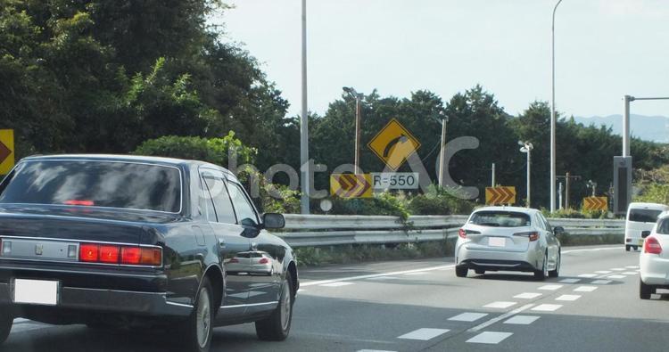 R=550　下り坂カーブを進む高速運転 高速道路,道路,車の写真素材
