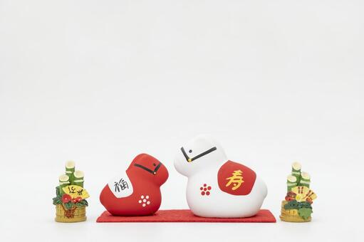 門松と午年の置物（白背景） 門松,午,十二支の写真素材