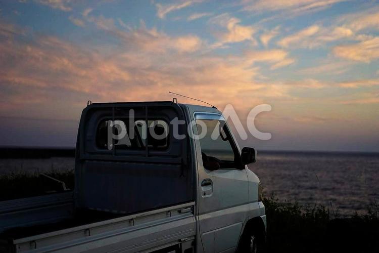 トラックと夕暮れ トラック,晴れ,パーキングエリアの写真素材