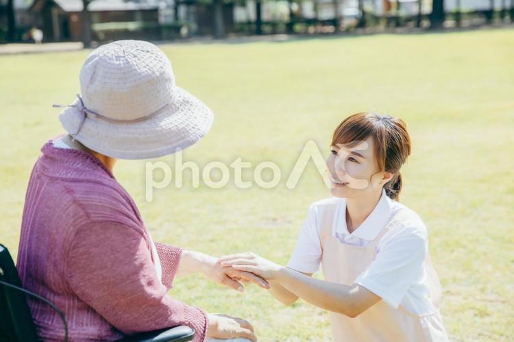 公園・庭を散歩する介護士と高齢者 介護士,介護,笑顔の写真素材