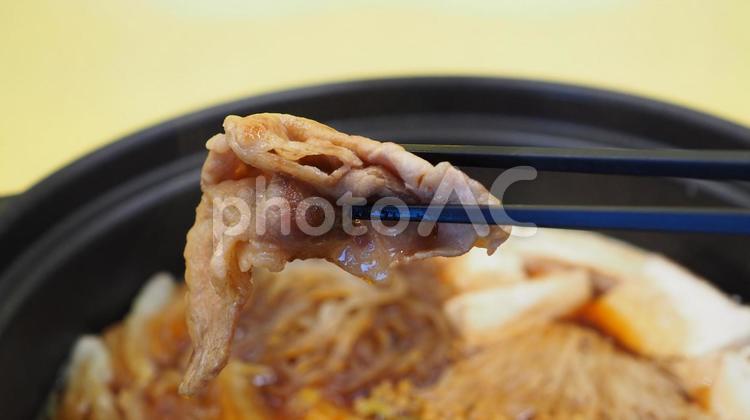 豚バラ肉のすき焼き・手料理（肉をよそう） 豚バラ肉,すき焼き,豚肉の写真素材