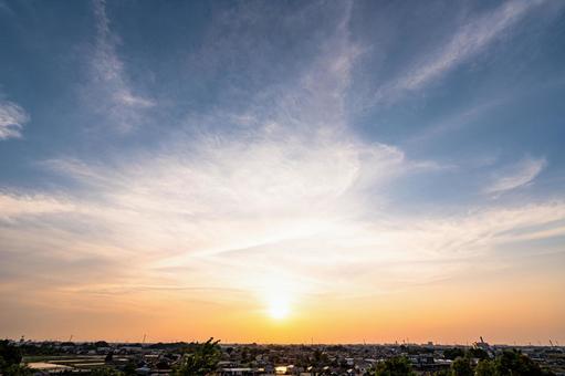 広大な夕焼けの空と街並み 広大な夕焼けの空と街並み 夕焼け,夕方,夕日の写真素材