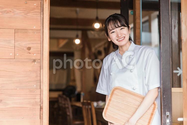 挨拶するカフェ・飲食店で働くシェフの女性 カフェ,レストラン,飲食店の写真素材