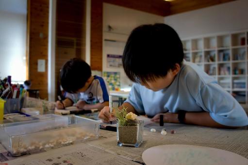 <素材>学習部屋で宿題をする男の子 <素材>学習部屋で宿題をする男の子 子供,勉強,学校の写真素材