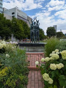 Flowers and statues, JPG Flowers and statues, JPG