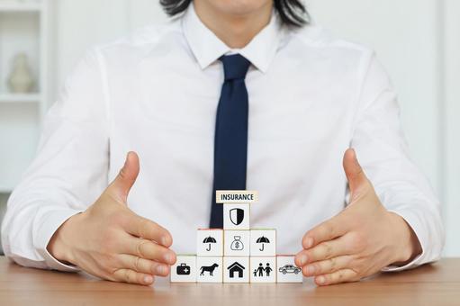 キューブを両手で包む男性の手元 保険業,事務職,接客業の写真素材