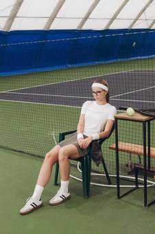 優雅に座る女性 女性,外国人,座るの写真素材