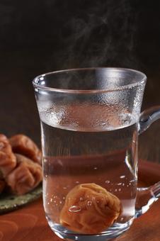 焼酎に梅干しを入れて 焼酎に梅干しを入れて 焼酎,お湯割り,梅干しの写真素材