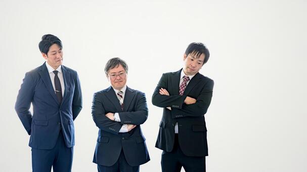 腕を組むスーツの男性社員3人 ビジネスマン,腕組み,会社員の写真素材