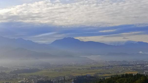 早朝の晴れた日の空と雲と眼下の街を眺める 早朝の晴れた日の空と雲と眼下の街を眺める 空,青い空,雲の写真素材