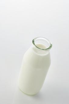 牛乳瓶に入ったミルク 牛乳瓶に入ったミルク 牛乳瓶,牛乳,ガラス瓶の写真素材