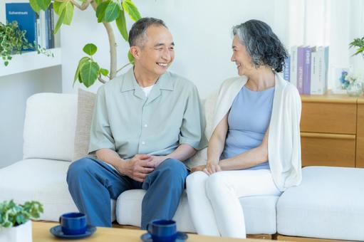 リビングでくつろぐシニア夫婦 シニア,夫婦,笑顔の写真素材