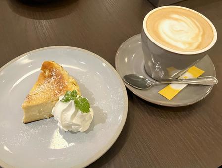 カフェラテとチーズケーキ カフェラテとチーズケーキ ケーキセット,カフェ,ケーキの写真素材