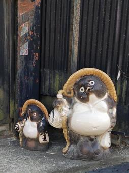 たぬきの置物 たぬきの置物 たぬき,焼き物,置物の写真素材