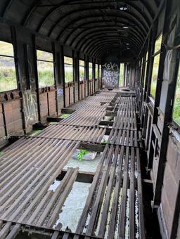 川の上の廃墟列車 列車,廃墟,残骸の写真素材