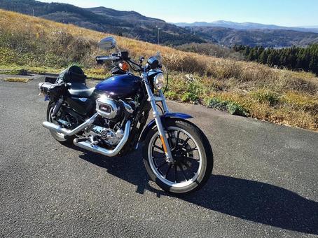 バイクと山麓 バイク,オートバイ,山の写真素材
