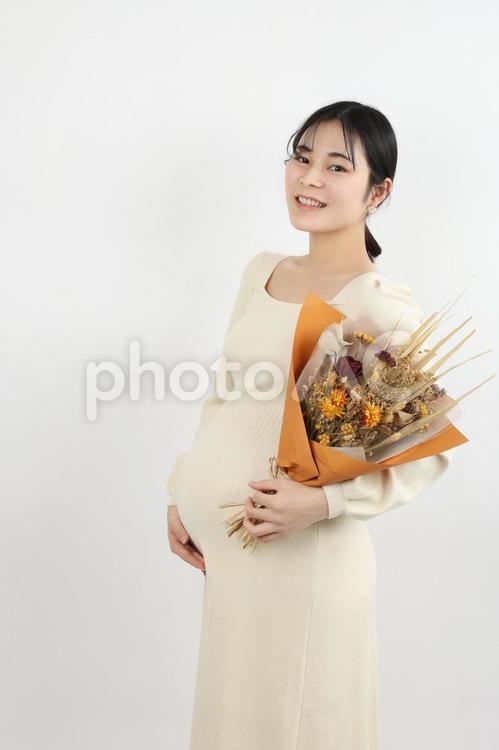 妊婦イメージ　20代マタニティフォト　花 妊婦,妊娠,女性の写真素材