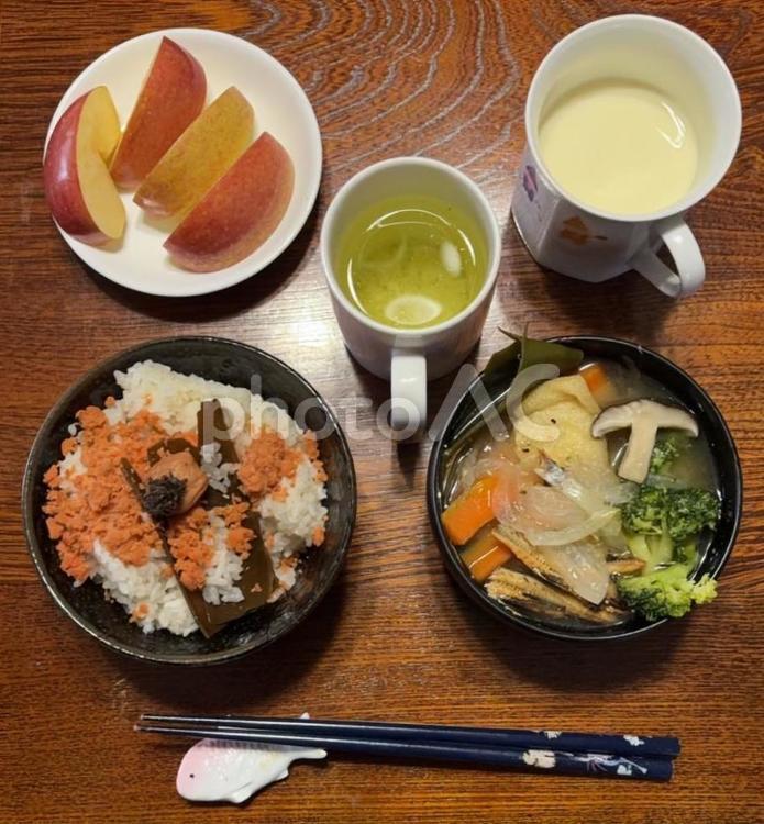 昆布ご飯に鮭フレークとかつお梅などの朝食 朝食,あきたこまち,七分突きの写真素材