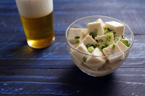 冷奴とビールの組み合わせ 冷奴とビールの組み合わせ 冷奴,豆腐,ネギの写真素材