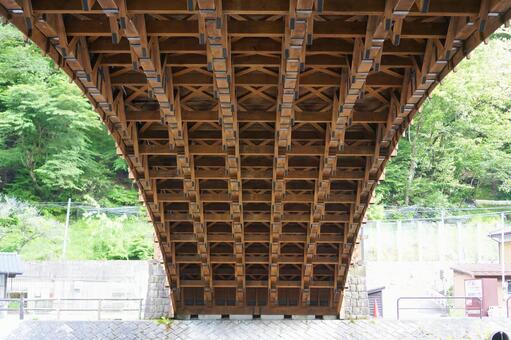 下から見上げる木造建築・橋 構造,木造,橋の写真素材