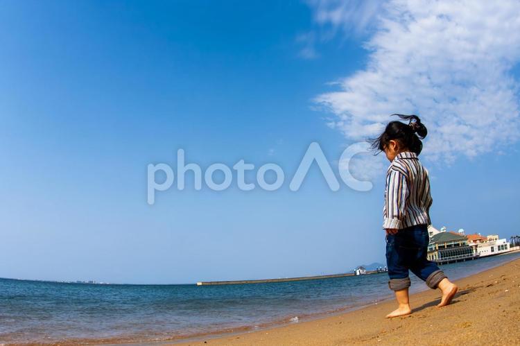 砂浜を歩く女の子 子供,女の子,夏の海の写真素材