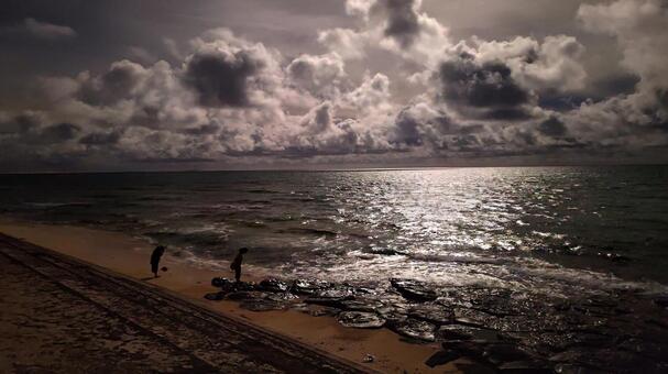 夜の沖縄の海 海,夜,沖縄の写真素材