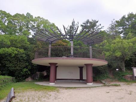 甲山森林公園展望台内　休憩用施設 建物,建築物,パーゴラの写真素材