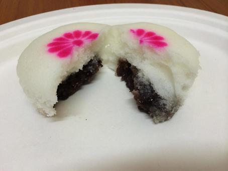 沖縄の白かるかんの断面・中身、小豆あん かるかん,小豆餡,白の写真素材