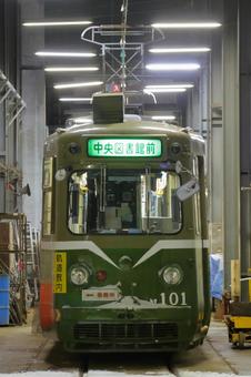 車庫に帰った札幌市電M101号 車庫に帰った札幌市電M101号の写真