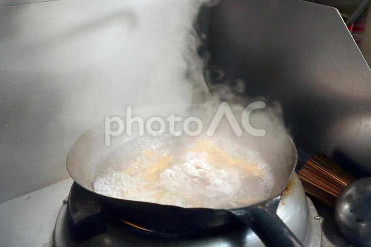 中華料理店の中華鍋 料理,フライパン,湯気の写真素材