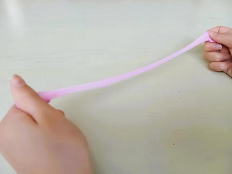 練り消しが長く伸びている光景 ねりけし,練り消し,消しゴムの写真素材