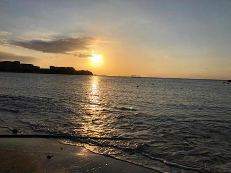 夕日の海 夕日の海の写真