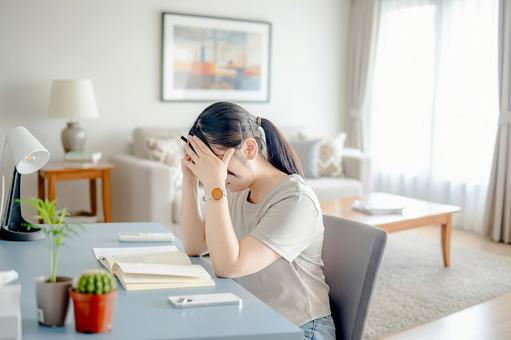 頭を抱える女性 頭を抱える女性の写真