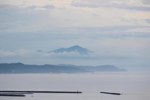 新潟 雲に浮かぶ米山 新潟 雲に浮かぶ米山の写真