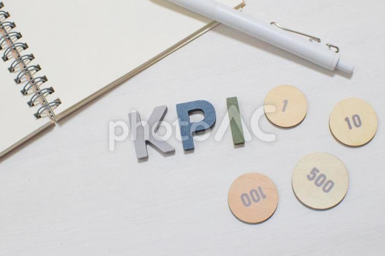 KPIの文字とビジネスグッズ① kpi,重要業績評価指標,指標の写真素材