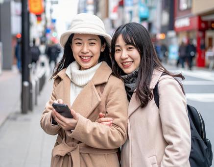 街中にいる2人組の女性の写真