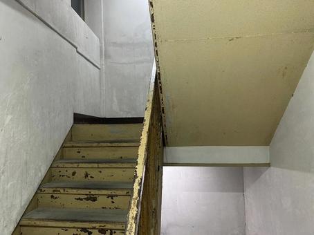 古いビルの階段(見上げる) 古いビルの階段(見上げる) 階段,折り返し階段,廻り階段の写真素材