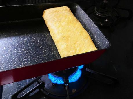 卵焼き器で卵焼きを焼いてる様子 卵焼き器で卵焼きを焼いてる様子 卵焼き,卵料理,料理の写真素材