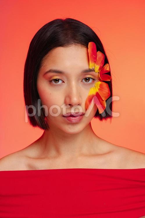 左目のまわりに花びらを付けた女性 女性,フラワーメイク,花びらの写真素材