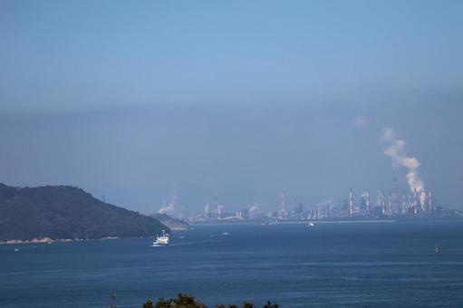 青空と海と船と島と煙突のある工場地帯 青空と海と船と島と煙突のある工場地帯の写真