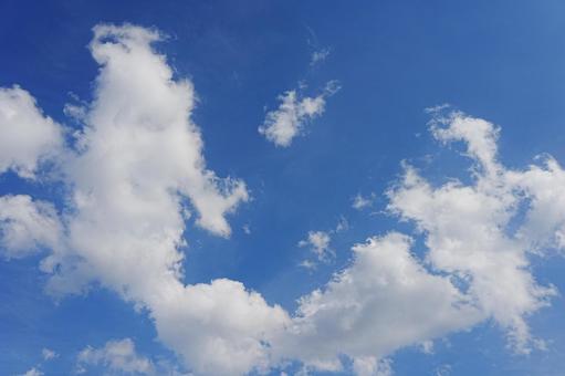 青空と白い雲の写真