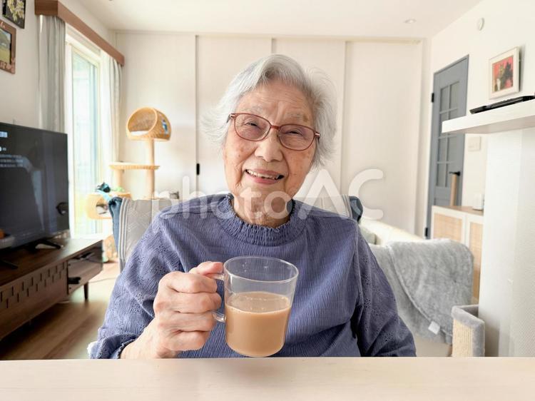コーヒーを飲む高齢者 高齢者,シニア,祖母の写真素材