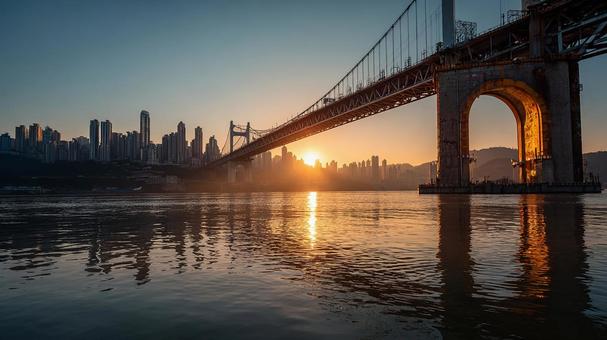 日没時の大橋：水辺の都市の美しさの写真
