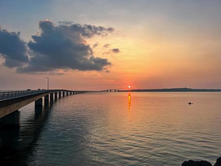夕陽と橋 宮古島,橋,夕陽の写真素材