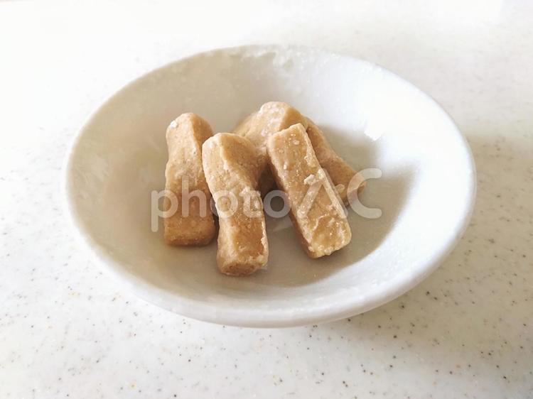 皿に乗ったきな粉ねじり 和菓子,きな粉ねじり,皿の写真素材
